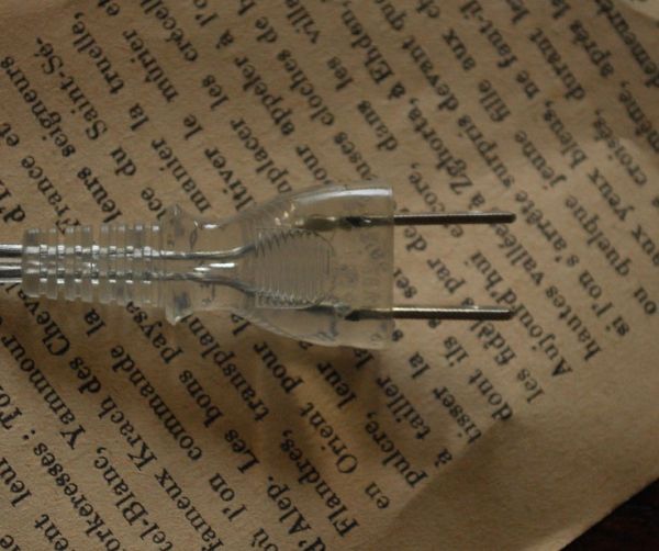 コントワールドファミーユ 照明・ライティング 赤い刺繍が可愛いコントワール・ド・ファミーユのテーブルランプ。コンセントの先端も透明の使用になっています。(cfs-171)