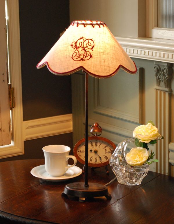 コントワールドファミーユ 照明・ライティング 赤い刺繍が可愛いコントワール・ド・ファミーユのテーブルランプ。海外の方は照明の使い方がとってもステキ!リビングの片隅や電話台の横にちょっとおいてみるだけで雰囲気がガラッと変わります。(cfs-171)
