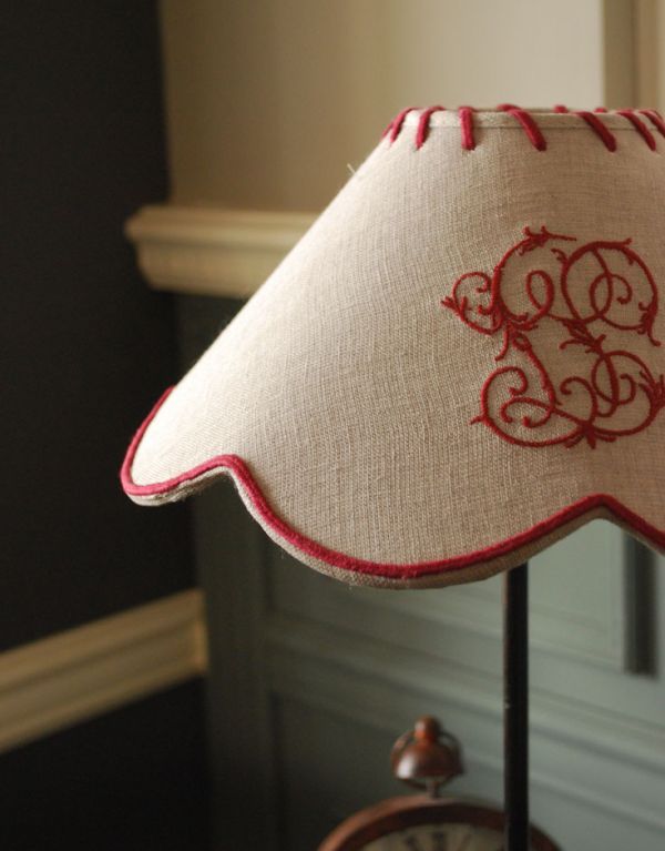 コントワールドファミーユ 照明・ライティング 赤い刺繍が可愛いコントワール・ド・ファミーユのテーブルランプ。赤い色のアクセントがコントワールドゥ・ファミーユらしいデザインです。(cfs-171)