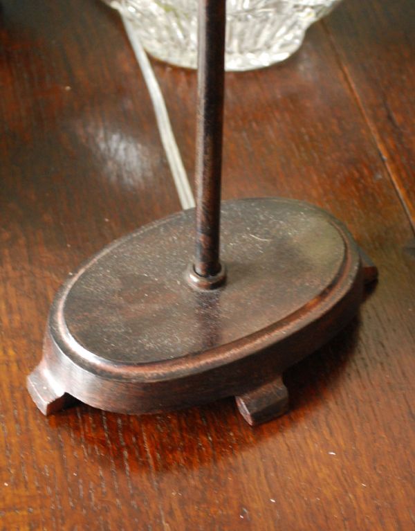 コントワールドファミーユ 照明・ライティング 赤い刺繍が可愛いコントワール・ド・ファミーユのテーブルランプ。土台は重みもあるので、しっかりとした安定感があります。(cfs-171)