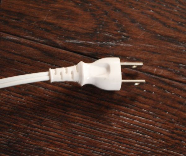 コントワールドファミーユ 照明・ライティング 赤いローズのシェード、コントワール・ド・ファミーユのフロアランプ。コンセントの先端はこんな感じ。(cfs-173)