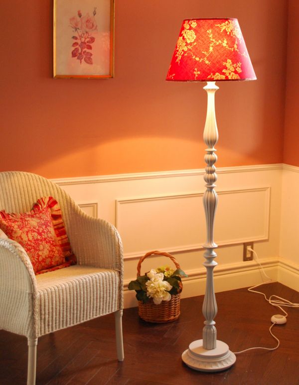コントワールドファミーユ 照明・ライティング 赤いローズのシェード、コントワール・ド・ファミーユのフロアランプ。ソファやワードローブなどの大きな家具たちともバランスが取りやすいのでコーディネートがしやすい照明です。(cfs-173)
