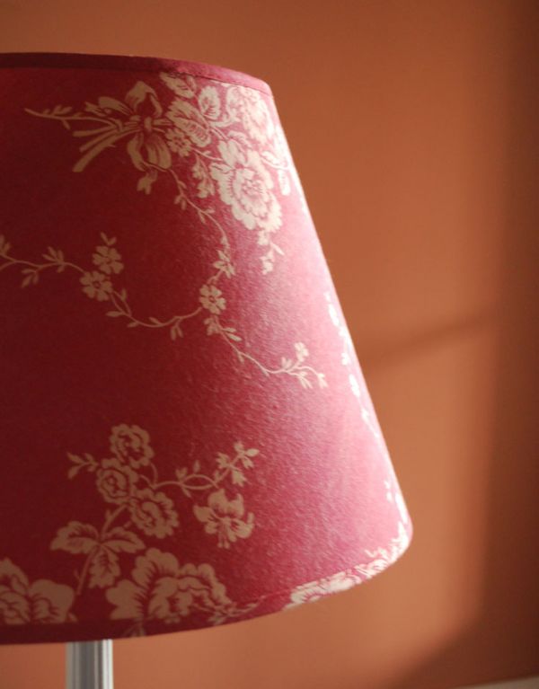 コントワールドファミーユ 照明・ライティング 赤いローズのシェード、コントワール・ド・ファミーユのフロアランプ。エレガントなお花が華やかなシェードです。(cfs-173)