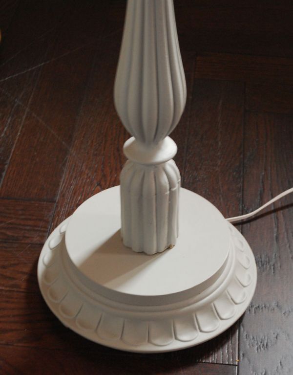 コントワールドファミーユ 照明・ライティング 赤いローズのシェード、コントワール・ド・ファミーユのフロアランプ。土台にも華やかな装飾です。(cfs-173)