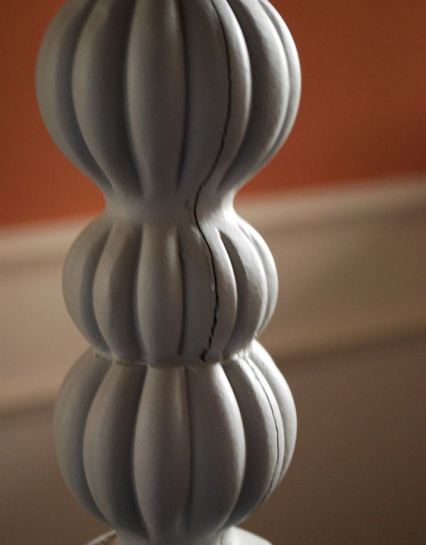 コントワールドファミーユ 照明・ライティング 赤いローズのシェード、コントワール・ド・ファミーユのフロアランプ。フランスらしい美しい彫りのスタンドです。(cfs-173)