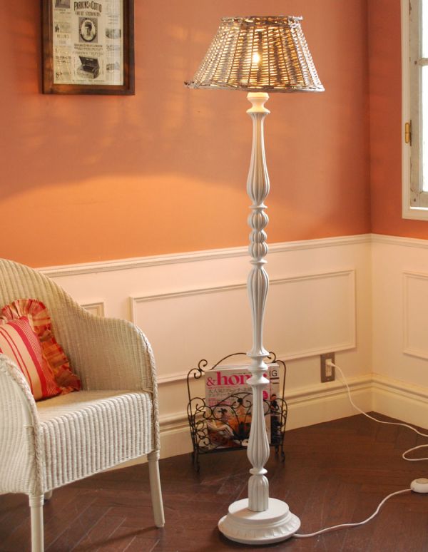 コントワールドファミーユ 照明・ライティング 籐のコントワール・ド・ファミーユのフロアランプ。ソファやワードローブなどの大きな家具たちともバランスが取りやすいのでコーディネートがしやすい照明です。(cfs-174)