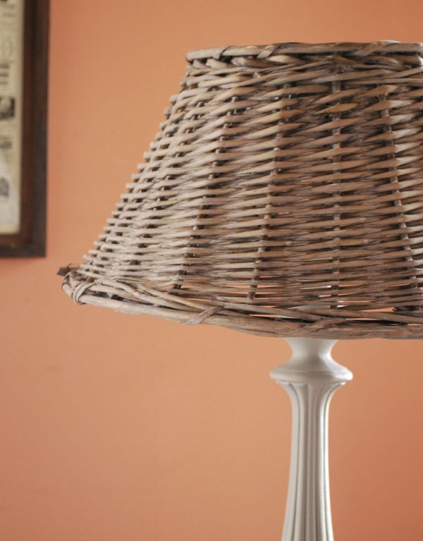 コントワールドファミーユ 照明・ライティング 籐のコントワール・ド・ファミーユのフロアランプ。籐でデザインされた、リゾートスタイルのシェードです。(cfs-174)
