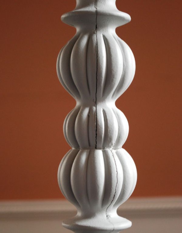 コントワールドファミーユ 照明・ライティング 籐のコントワール・ド・ファミーユのフロアランプ。フランスらしい美しい彫りのスタンドです。(cfs-174)