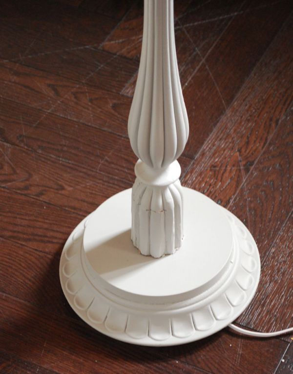 コントワールドファミーユ 照明・ライティング 籐のコントワール・ド・ファミーユのフロアランプ。土台にも華やかな装飾です。(cfs-174)