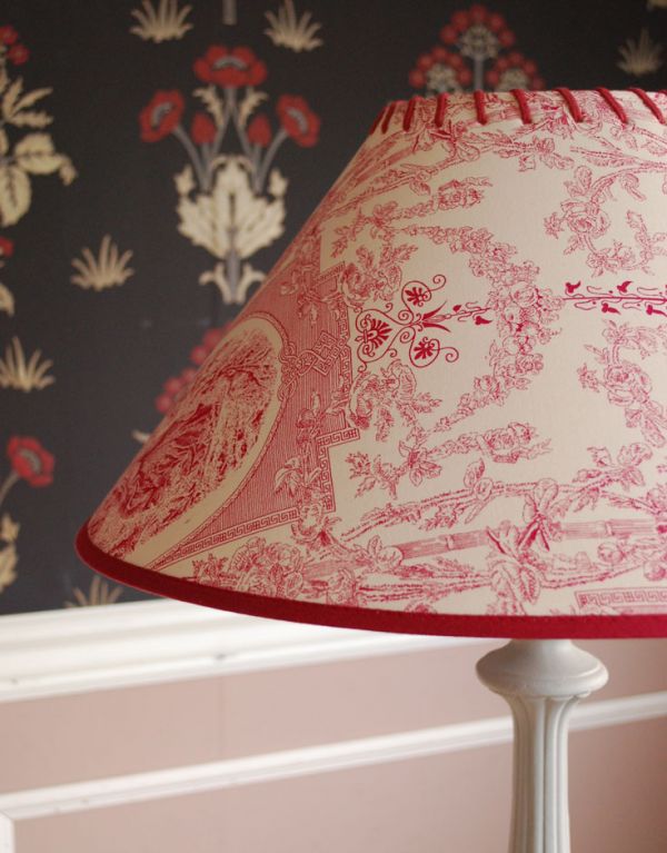 コントワールドファミーユ 照明・ライティング コントワール・ド・ファミーユのフロアランプ「トワル・ドゥ・ジュイ」。マゼンタ×アイボリーのトワル・ドゥ・ジュイのクラシカルな柄です。(cfs-177)