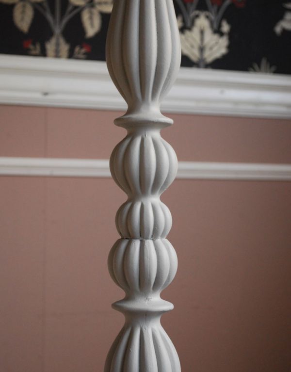 コントワールドファミーユ 照明・ライティング コントワール・ド・ファミーユのフロアランプ「トワル・ドゥ・ジュイ」。フランスらしい美しい彫りのスタンドです。(cfs-177)