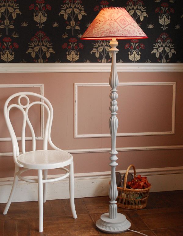 コントワールドファミーユ 照明・ライティング コントワール・ド・ファミーユのフロアランプ「トワル・ドゥ・ジュイ」。ソファやワードローブなどの大きな家具たちともバランスが取りやすいのでコーディネートがしやすい照明です。(cfs-177)