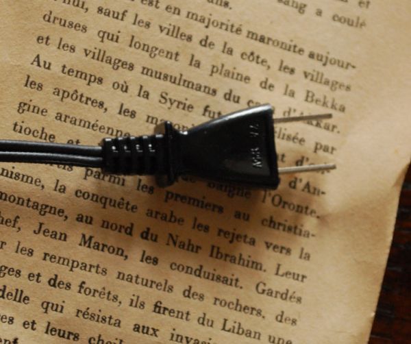 コントワールドファミーユ 照明・ライティング 優しく灯るテーブルランプ、コントワール・ド・ファミーユのテーブルランプ。コンセントの先端はシックなブラックです。(cfs-170)