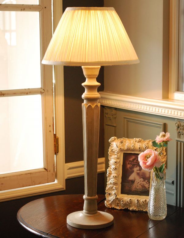 コントワールドファミーユ 照明・ライティング 優しく灯るテーブルランプ、コントワール・ド・ファミーユのテーブルランプ。ベッドサイドやチェストの上に置いてみてください。(cfs-170)