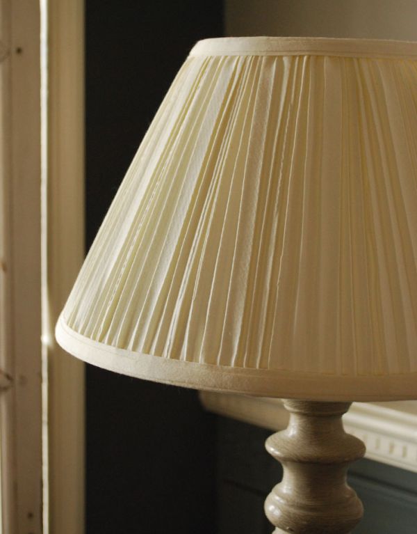 コントワールドファミーユ 照明・ライティング 優しく灯るテーブルランプ、コントワール・ド・ファミーユのテーブルランプ。くしゅくしゅっとした女性らしいデザインです。(cfs-170)