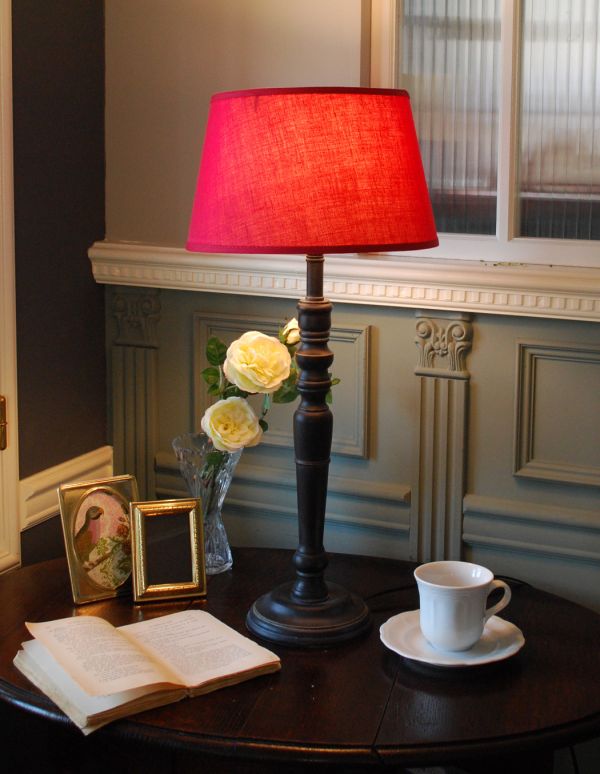 コントワールドファミーユ 照明・ライティング コントワール・ド・ファミーユのテーブルランプ(フランボワーズ)。ベッドサイドやチェストの上に置いてみてください。(cfs-182)