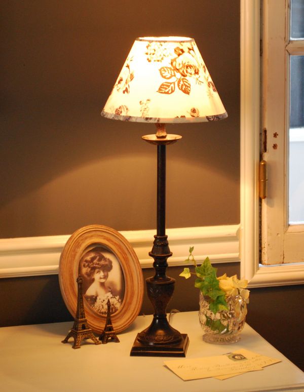 コントワールドファミーユ 照明・ライティング コントワール・ド・ファミーユのテーブルランプ(ロマンスローズ)。ベッドサイドやチェストの上に置いてみてください。(cfs-187)
