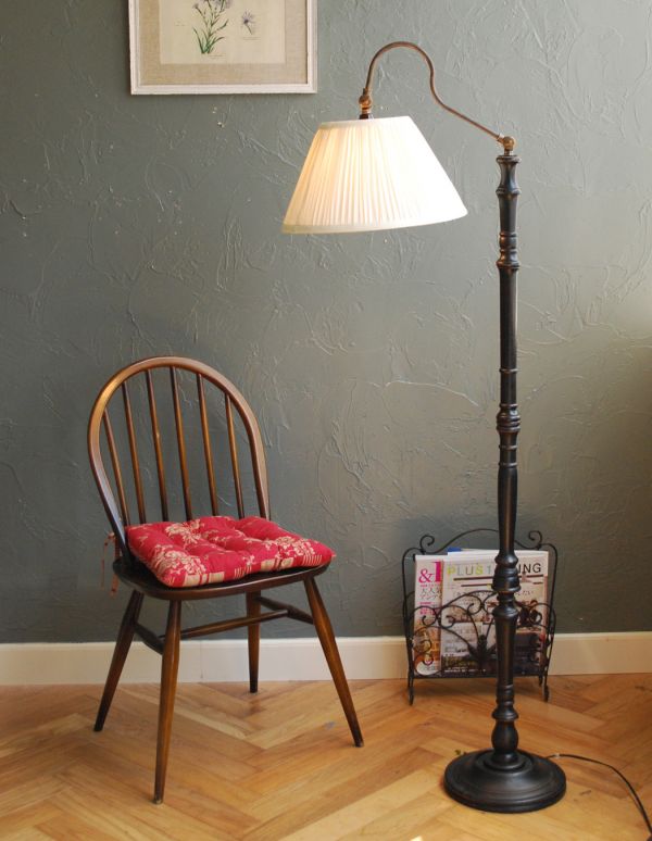 コントワールドファミーユ　照明・ライティング　コントワール・ド・ファミーユのハイスタンドのフロアランプ（プリーツシェード）。珍しい下向きのフロアスタンド。(cfs-191)