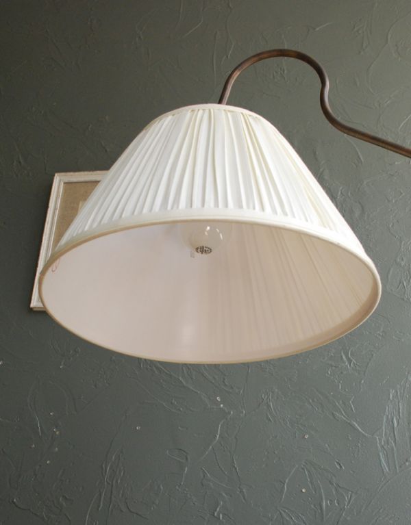 コントワールドファミーユ　照明・ライティング　コントワール・ド・ファミーユのハイスタンドのフロアランプ（プリーツシェード）。スタンドを惹き立てる、シンプルなプリーツシェードです。(cfs-191)