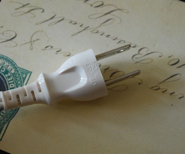 コントワールドファミーユ　照明・ライティング　コントワール・ド・ファミーユのテーブルランプ（マルゴブーケ）。コンセントはホワイト仕様になっています。(cfs-192)