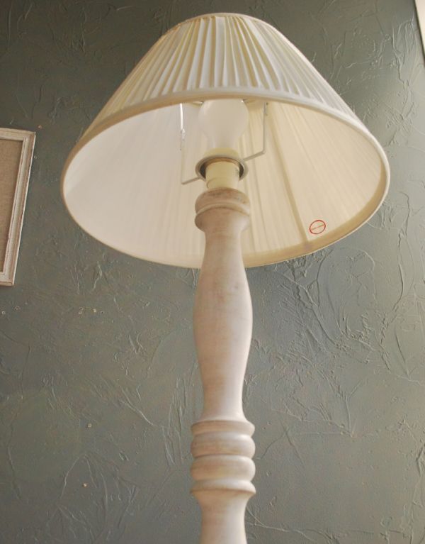 コントワールドファミーユ 照明・ライティング コントワール・ド・ファミーユのフロアランプ(プリーツシェード)。フランスらしい美しい彫りのスタンドです。(cfs-194)