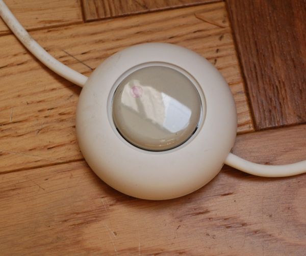 コントワールドファミーユ 照明・ライティング コントワール・ド・ファミーユのフロアランプ(プリーツシェード)。足で踏むだけでON/OFFできるフットスイッチが付いています。(cfs-194)