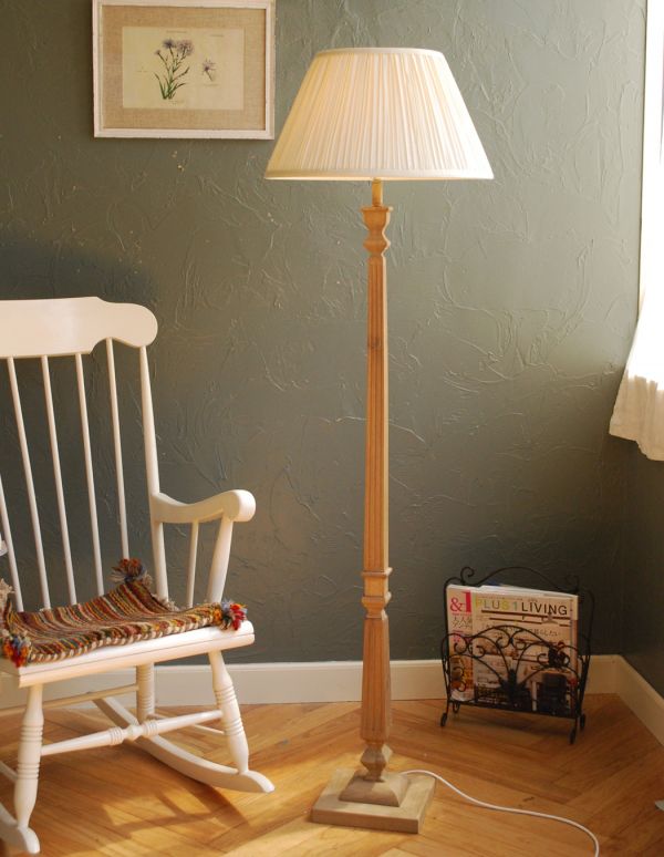 コントワールドファミーユ 照明・ライティング コントワール・ド・ファミーユのフロアランプ(プリーツシェード)。ソファやワードローブなどの大きな家具たちともバランスが取りやすいのでコーディネートがしやすい照明です。(cfs-195)