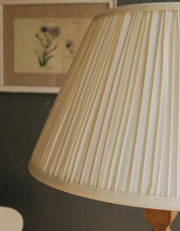 コントワールドファミーユ 照明・ライティング コントワール・ド・ファミーユのフロアランプ(プリーツシェード)。たっぷりプリーツの入った上品なシェードです。(cfs-195)
