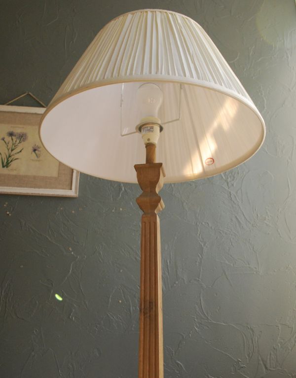 コントワールドファミーユ 照明・ライティング コントワール・ド・ファミーユのフロアランプ(プリーツシェード)。フランスらしい美しい彫りのスタンドです。(cfs-195)