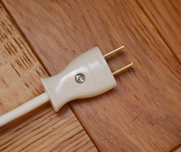 コントワールドファミーユ 照明・ライティング コントワール・ド・ファミーユのフロアランプ(プリーツシェード)。コンセントの先端はこんな感じ。(cfs-195)