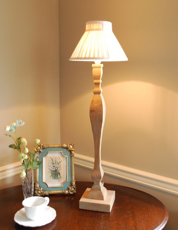 コントワールドファミーユ　インテリア雑貨　コントワール・ド・ファミーユの背の高いテーブルランプ（デスクランプ）（Ｅ26Ｓ球）。ベッドサイドやチェストの上に置いてみてください。(cfs-200)