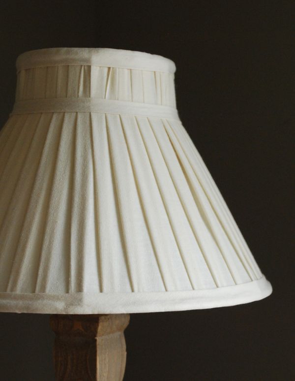 コントワールドファミーユ　インテリア雑貨　コントワール・ド・ファミーユの背の高いテーブルランプ（デスクランプ）（Ｅ26Ｓ球）。清潔感のあるプリーツ、シンプルだけど女性らしいデザインです。(cfs-200)