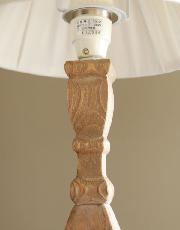 コントワールドファミーユ　インテリア雑貨　コントワール・ド・ファミーユの背の高いテーブルランプ（デスクランプ）（Ｅ26Ｓ球）。凝った装飾がいかにもフランスらしいデザインです。(cfs-200)