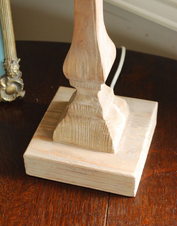 コントワールドファミーユ　インテリア雑貨　コントワール・ド・ファミーユの背の高いテーブルランプ（デスクランプ）（Ｅ26Ｓ球）。アンティーク風に仕上げた細やかな装飾を楽しめます。(cfs-200)