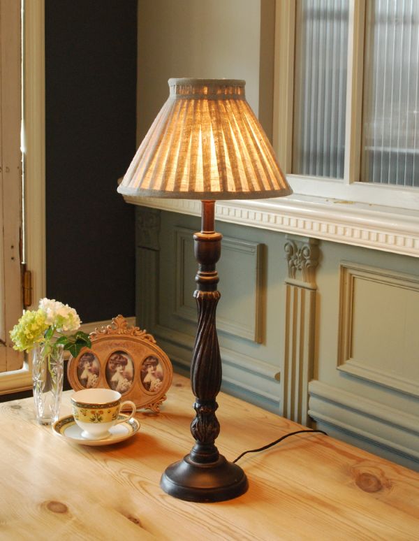 コントワールドファミーユ 照明・ライティング コントワール・ド・ファミーユのナチュラルなシェードのテーブルランプ。ベッドサイドやチェストの上に置いてみてください。(cfs-201)