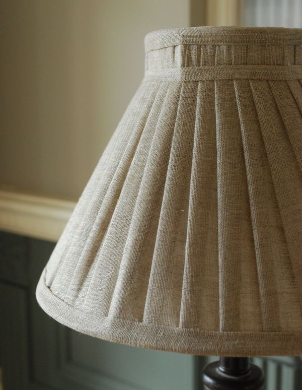 コントワールドファミーユ 照明・ライティング コントワール・ド・ファミーユのナチュラルなシェードのテーブルランプ。プリーツが可愛いナチュラル感のあるシェードです。(cfs-201)