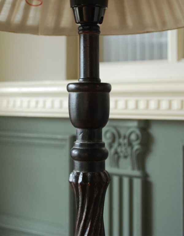 コントワールドファミーユ 照明・ライティング コントワール・ド・ファミーユのナチュラルなシェードのテーブルランプ。アンティーク風に仕上げた細やかな装飾を楽しめます。(cfs-201)