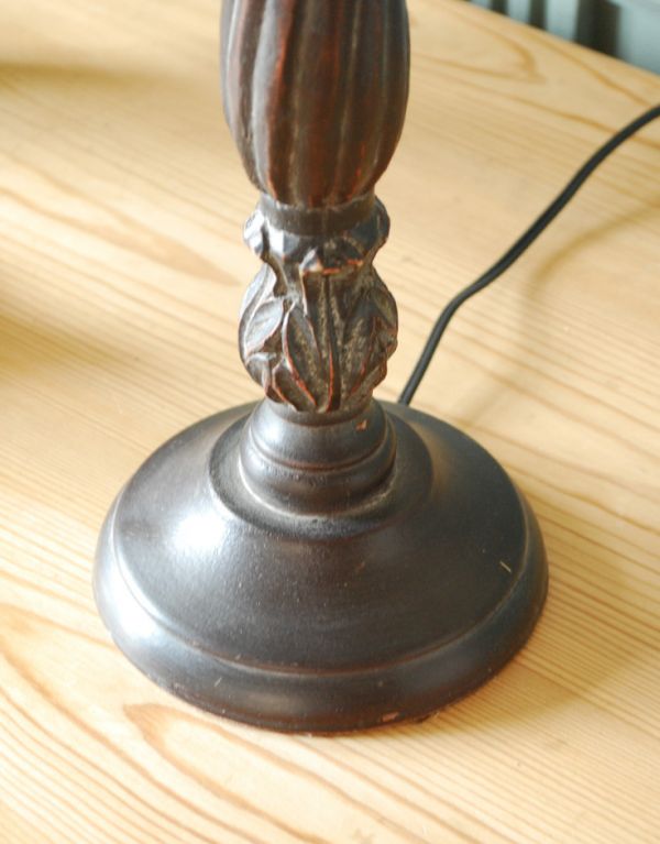 コントワールドファミーユ 照明・ライティング コントワール・ド・ファミーユのナチュラルなシェードのテーブルランプ。凝った装飾がいかにもフランスらしいデザインです。(cfs-201)