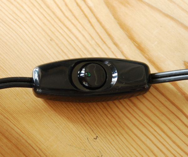 コントワールドファミーユ 照明・ライティング コントワール・ド・ファミーユのナチュラルなシェードのテーブルランプ。ボタン式のスイッチです。(cfs-201)