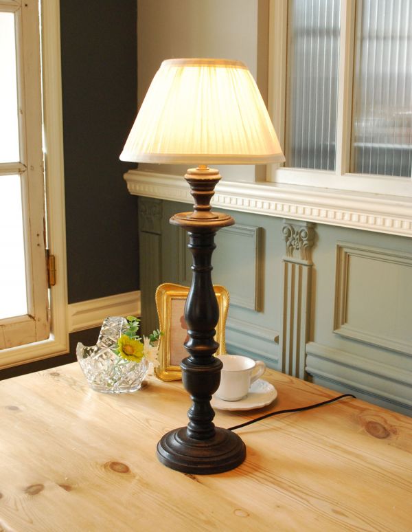 コントワールドファミーユ 照明・ライティング コントワール・ド・ファミーユの高級感も演出できるテーブルランプ。ベッドサイドやチェストの上に置いてみてください。(cfs-203)