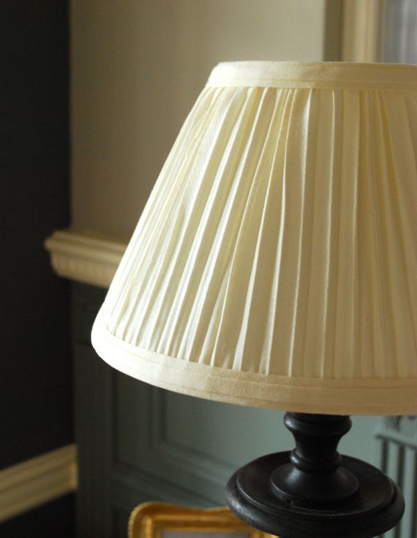 コントワールドファミーユ 照明・ライティング コントワール・ド・ファミーユの高級感も演出できるテーブルランプ。温かみのある布シェードで、ふんわりと灯ります。(cfs-203)