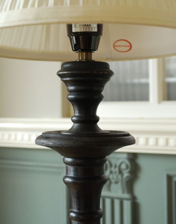 コントワールドファミーユ 照明・ライティング コントワール・ド・ファミーユの高級感も演出できるテーブルランプ。アンティーク風に仕上げた細やかな装飾を楽しめます。(cfs-203)