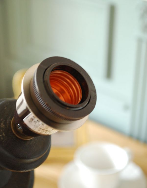 コントワールドファミーユ 照明・ライティング コントワール・ド・ファミーユの高級感も演出できるテーブルランプ。量販店で購入OKな国産球(E26タイプ・40Wまで)が使用できます。(cfs-203)