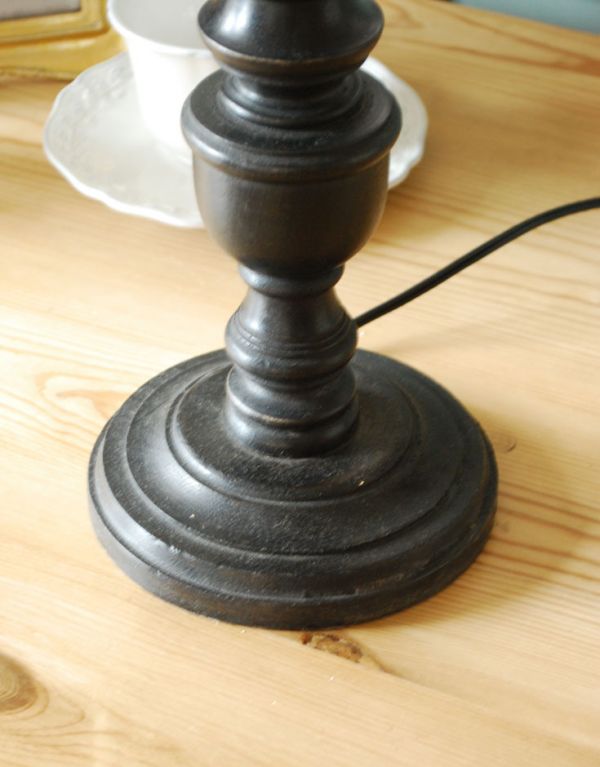 コントワールドファミーユ 照明・ライティング コントワール・ド・ファミーユの高級感も演出できるテーブルランプ。凝った装飾がいかにもフランスらしいデザインです。(cfs-203)