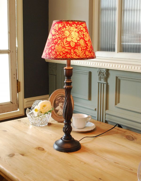 コントワールドファミーユ 照明・ライティング コントワール・ド・ファミーユのお花のシェードのテーブルランプ。ベッドサイドやチェストの上に置いてみてください。(cfs-204)