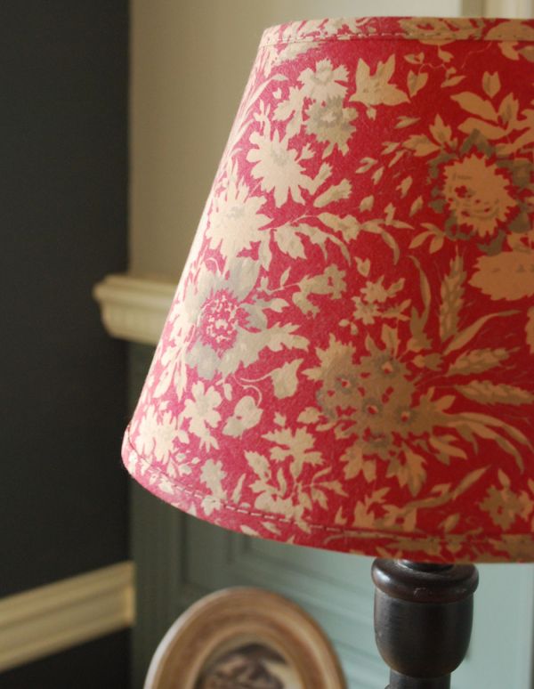 コントワールドファミーユ 照明・ライティング コントワール・ド・ファミーユのお花のシェードのテーブルランプ。エレガントなお花が華やかなシェードです。(cfs-204)