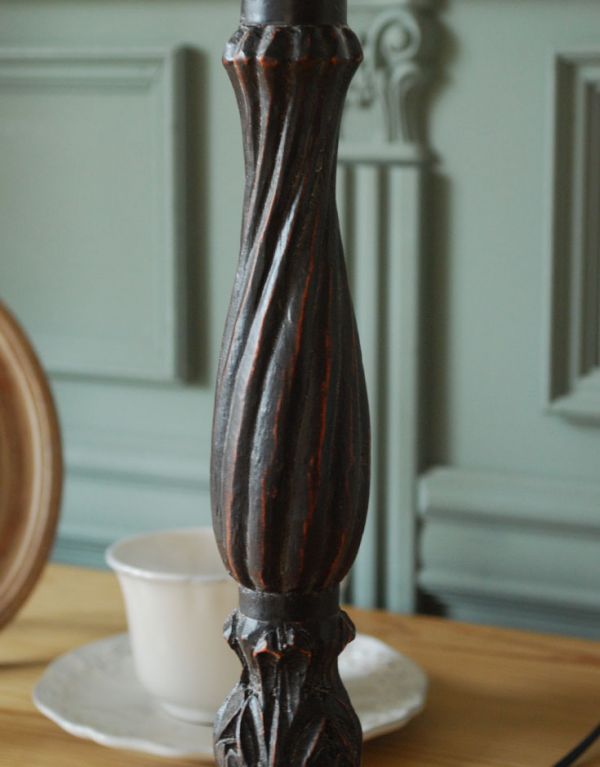 コントワールドファミーユ 照明・ライティング コントワール・ド・ファミーユのお花のシェードのテーブルランプ。アンティーク風に仕上げた細やかな装飾を楽しめます。(cfs-204)