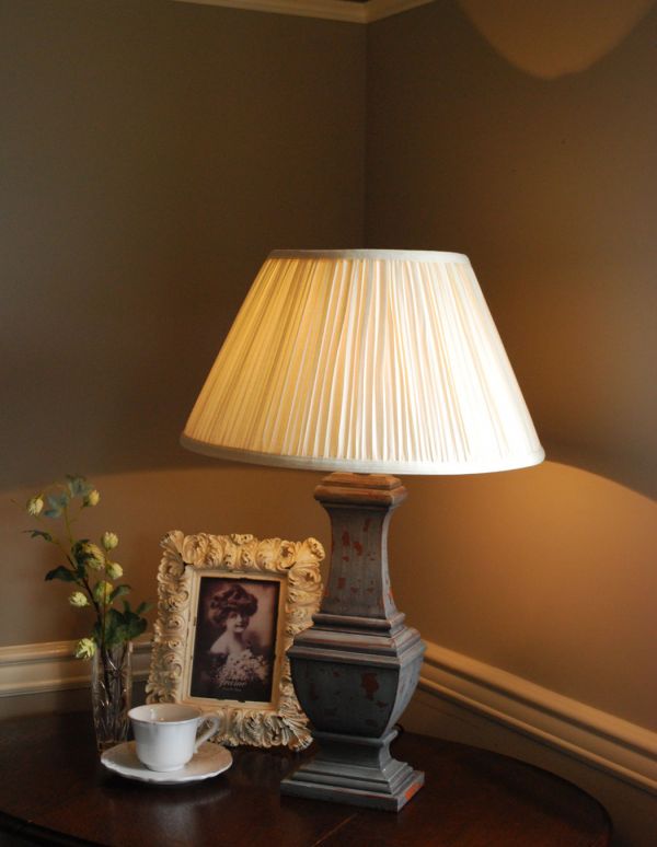 コントワールドファミーユ 照明・ライティング コントワール・ド・ファミーユのお洒落なスタンドのテーブルランプ(E26球)。ベッドサイドやチェストの上に置いてみてください。(cfs-205)