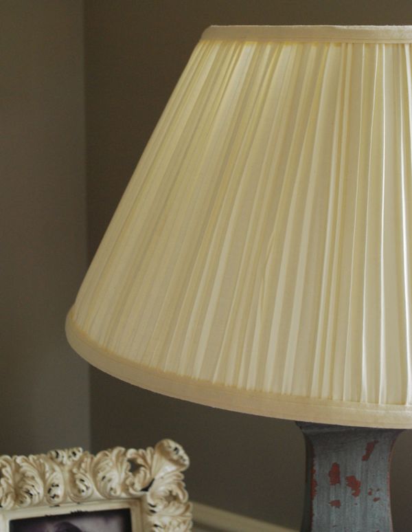 コントワールドファミーユ 照明・ライティング コントワール・ド・ファミーユのお洒落なスタンドのテーブルランプ(E26球)。温かみのある布シェードで、ふんわりと灯ります。(cfs-205)