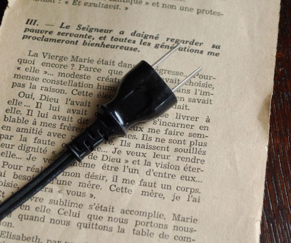 コントワールドファミーユ 照明・ライティング コントワール・ド・ファミーユのお洒落なスタンドのテーブルランプ(E26球)。コードはブラック仕様になっています。(cfs-205)